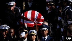 9일 군 의장대가 지미 카터 전 대통령의 관을 장례식이 엄수된 국립대성당으로 운구하고 있다.