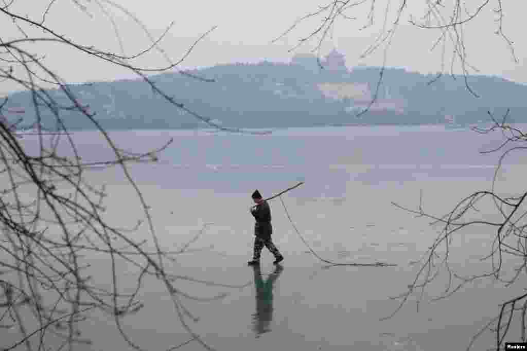 北京颐和园昆明湖结冰，有人踏冰而行。（2017年12月27日）