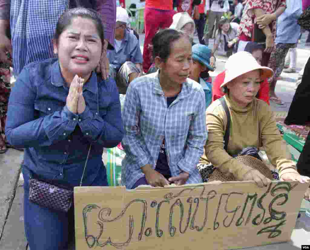 អ្នកតំណាងសហគមន៍​​បឹងកក់​​តវ៉ាទាមទារ​ឲ្យដោះលែង​អ្នកស្រី​បូវ​ សោភា​ ​នៅ​មុខ​សាលាដំបូង​រាជធានី​ភ្នំពេញ ក្រោយ​ពេល​សាកសួរ​ដោយសាលាដំបូង​រាជធានី​ភ្នំពេញនៅ​ថ្ងៃ​ពុធ ទី​១៧ ខែ​សីហា ឆ្នាំ​២០១៦។ ​អ្នកតំណាងសហគមន៍​​បឹងកក់​ចំនួន​ពីរ​រូប​ត្រូវចាប់ខ្លួន​ ខណៈពេល​ធ្វើយុទ្ធនាការ​&laquo;​ថ្ងៃ​ច័ន្ទ​ពណ៌ខ្មៅ&raquo; កាលពី​ថ្ងៃ​ច័ន្ទ ទី​១៥&nbsp;ខែ​សីហាកន្លងទៅ​នេះ។ (ឡេង​ ឡែន/VOA)