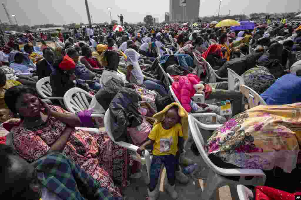 Waumini wa Sudan Kusini wakihudhuria Misa inayoongozwa na Papa Francis mjini Juba, Jumapili Feb 5, 2023.