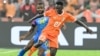 Mchezaji wa timu ya DRC Gedeon Kalulu (Kushoto) amenyana na mchezaji wa Ivory Coast #27 Lazare Amani wakati wa mechi ya nusu fainali za kombe la Afrika (AFCON) 2024 katika uwanja wa Alassane Ouattara, nchini Ivory Coast.