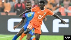 Mchezaji wa timu ya DRC Gedeon Kalulu (Kushoto) amenyana na mchezaji wa Ivory Coast #27 Lazare Amani wakati wa mechi ya nusu fainali za kombe la Afrika (AFCON) 2024 katika uwanja wa Alassane Ouattara, nchini Ivory Coast.
