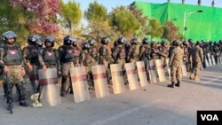 اسلام اباد کې د تعليمي ادارو د تړلو اعلان په داسې حال کې شوی چې حکومت د تحريک انصاف ګوند د احتجاج د مخنيوي لپاره پلازمېنه کلا بنده کړې او ښار ته تلونکې لارې يې په کنټېنرونو تړلې دي.