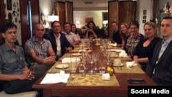 រូបឯកសារ៖ អ្នក​ការ​ទូតអាមេរិក​ដឹកនាំ​ដោយ​លោកស្រី Virginia Bennett ​ឧបការី​ស្តីទី​រដ្ឋមន្រ្តី​ការបរទេស​​អាមេរិក​ទទួល​បន្ទុក​ផ្នែក​លទិ្ធ​ប្រជាធិបតេយ្យ សិទ្ធិ​មនុស្ស និង​ការងារ ជួយជាមួយ​នឹង​ សកម្មជនសិទ្ធិ​មនុស្ស​វៀតណាម​ ក្នុង​ក្រុង​ Saigon កាល​ពី​ថ្ងៃ​ទី ២៤ ខែ​ឧសភា ឆ្នាំ​២០១៧។ (រូបថត​ពី​គណនី​ហ្វេសប៊ុក Huynh Thuc Vy) 