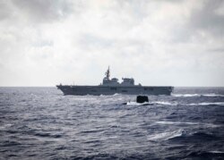 필리핀 해상에서 미-일-프 합동 반잠수함 연합훈련을 실시중인 프랑스 해군 핵추진 잠수함 에마라드호와 일본 해상자위대 헬리콥터 탑재 구축함 휴가호. 사진=국방부.