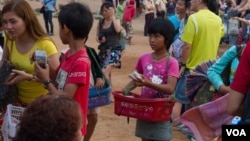  ក្មេង​ស្រី​ដែល​លក់​ដូរ​វត្ថុ​អនុស្សាវរីយ៍​ដល់​អ្នក​ទេសចរ​នៅ​ប្រាសាទ​អង្គរវត្ត​កាល​ពី​ថ្ងៃ​សុក្រ​ទី​២០ ខែ​មីនា ឆ្នាំ​២០១៥។ (នៅ វណ្ណារិន/VOA)