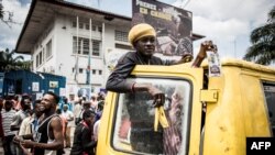 Les partisans de l'Union pour la démocratie et le progrès social - UDPS (République démocratique du Congo) se rassemblent devant le siège du parti alors qu'ils réclamaient la déclaration de leur dirigeant à Kinshasa le 21 décembre 2018
