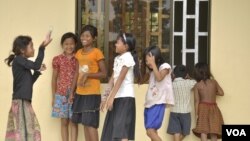 ក្មេង​ស្រីៗ​លេង​សី​នៅ​ក្នុង​ខេត្តតាកែវ​នៃ​ប្រទេស​កម្ពុជា​នៅ​ថ្ងៃ​ទី១៩ ខែតុលា ឆ្នាំ២០១៣។ (នូវ ពៅលក្ខិណា VOA)