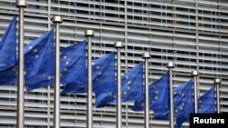 Američki predsednik Džo Bajden prisustvuje dolasku posmrtnih ostataka pripadnika američke vojske koji su pre dva dana poginuli u samoubilačkom napadu na međunarodnom aerodromu Hamid Karzaj. Vazduhoplovna baza Dover u Delaveru, 29. avgust, 2021. ( Foto: Tom Brener / Rojters )