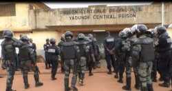 FILE - Deployment of the police at the Kondengui Central Prison, Yaounde, Cameroon, July 23, 2019. (Moki Kindzeka/VOA)