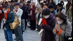 Gradjani Japana se mole za žrtve cunamija, Tokio 11. mart 2015.