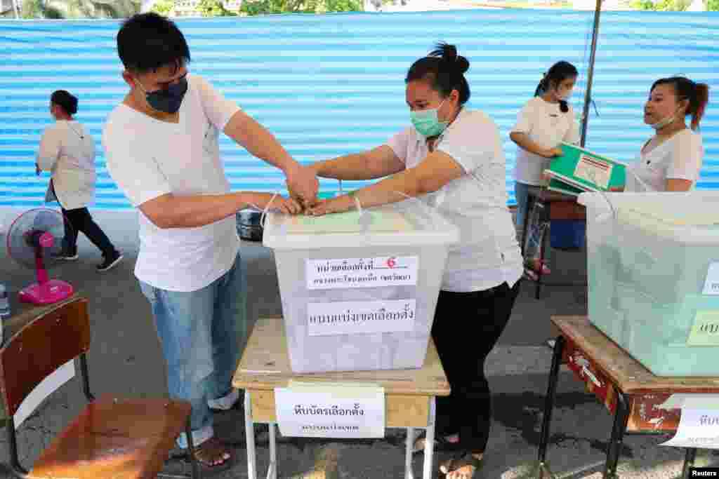 ប្រអប់ដាក់សន្លឹកឆ្នោតត្រូវបានរៀបចំបិទទុកក្នុងប្រអប់មួយ ក្រោយមណ្ឌលបោះឆ្នោតបានបិទ សម្រាប់ការបោះឆ្នោតជាតិនៅទីក្រុងបាងកក ប្រទេសថៃ កាលពីថ្ងៃទី ១៤ ខែឧសភា ឆ្នាំ ២០២៣។&nbsp;