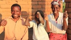 Talandira (tengah) bersama kedua orang tuanya. (Lameck Masina/VOA)