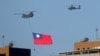 Un helicóptero pasea una bandera de Taiwán durante los ensayos para una fiesta nacional en Taipei el 5 de octubre de 2021. 