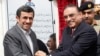 Presiden Iran Mahmoud Ahmadinejad berjabat tangan dengan presiden Pakistan Asif Ali Zardari, menandai dimulainya konstruksi pipa Iran-Pakistan di Chahbaharm, Iran hari Senin (11/3).