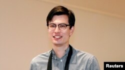 지난해 7월 북한에서 풀려난 후 일본 도쿄 하네다 공항에 도착한 호주인 유학생 알렉 시글리 씨.