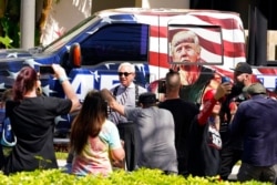 로저 스톤(사진 속 선글라스 착용 남성)이 지난 2월 플로리다주에서 열린 '보수정치행동회의(CPAC) 참석을 위해 행사장에 도착하는 모습.