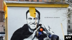 Grafiti Alexei Navalny, pemimpin oposisi Rusia, tampak di Saint Petersburg, 28 April 2021. 
