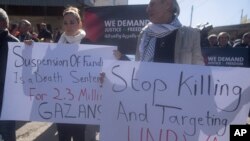 Warga Palestina memrotes penangguhan dana dari beberapa negara donor ke Badan Bantuan PBB untuk Pengungsi Palestina (UNRWA), di depan kantor UNRWA di kota Beitunia, Tepi Barat (foto: dok). 