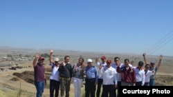 Peserta dalam kunjungan lapangan ke ladang minyak Coalinga, California. (Photo courtesy: Tubagus M Iqbal).
