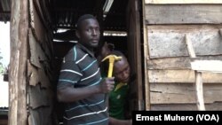 Les reconstructions ont commencé après l'incendie à Irambo, un quartier de Bukavu, le 20 août 2018. (VOA/Ernest Muhero)