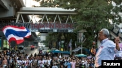 Anti-government protest leader Suthep Thaugsuban speaks to his supporters during a rally in central Bangkok, Jan. 28, 2014.
