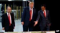 ARSIP – Presiden Donald Trump mengunjungi pabrik Foxconn didampingi oleh Presdir Foxconn, Terry Gou, kanan, dan CEO SoftBank, Masayoshi Son, Kamis, 28 Juni 2018 di Mt. Pleasant, Wisconsin (foto: AP Photo/Evan Vucci)