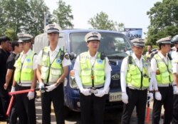 지난 2013년 대북전단을 살포하려는 민간단체들의 차량 진입을 막고 선 한국 경찰