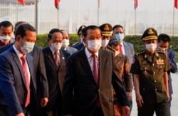 រូបឯកសារ៖ លោក​នាយករដ្ឋមន្ត្រី​ ហ៊ុន សែន អញ្ជើញ​មក​ដល់​កន្លែង​ទទួល​វ៉ាក់សាំង​បង្ការ​ជំងឺ​កូវីដ១៩ ចំនួន ៦ សែន​ដូស​ពី​ប្រទេស​ចិន នៅ​ឯ​អាកាសយានដ្ឋាន​អន្តរជាតិ​ភ្នំពេញ ថ្ងៃទី៧ ខែកុម្ភៈ ឆ្នាំ២០២១។