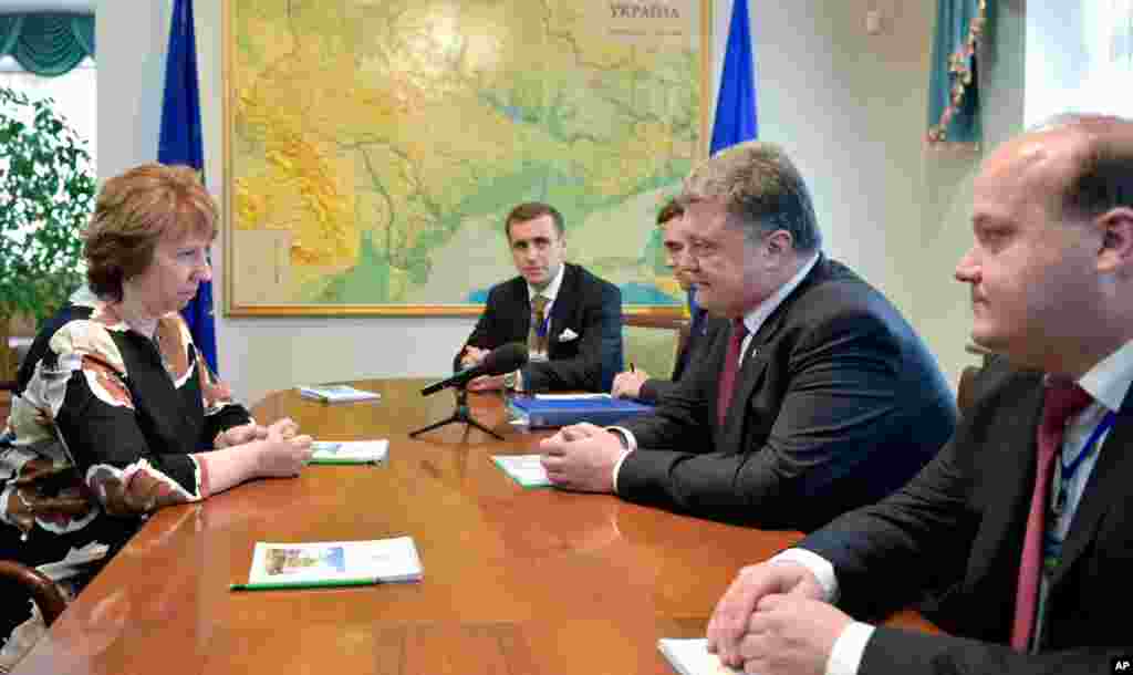 EU foreign policy chief Catherine Ashton, left, talks to Ukraine&#39;s President Petro Poroshenko, second right, in Minsk, Belarus, Aug. 26, 2014.