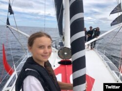 Greta Thunberq saat berlayar melintasi Samudera Atlantik dari Inggris menuju AS dengan perahu layar emisi nol karbon.