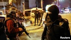 Polisi Turki mengamankan area dekat galeri seni di mana Dubes Rusia untuk Turki Andrei Karlov tewas ditembak di Ankara, Turki, 19 Desember 2016.