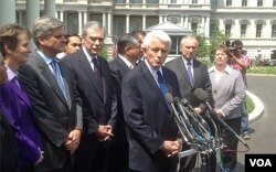 FILE - Tom Donohue, President of U.S. Chamber of Commerce, speaks to the media, Washington, June 11, 2013. (D. Robinson/VOA)