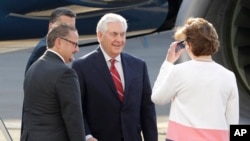 Menteri Luar Negeri AS Rex Tillerson (tengah) disambut Dubes AS untuk Meksiko Roberta Jacobson (kanan) dan Mauricio Ibarra Ponce de Leon, Direktur bagian Amerika Utara di Kementerian Luar Negeri Meksiko di bandar udara Mexico City (22/2). (AP/Rebecca Blackwell)