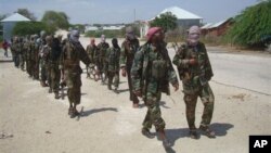 Para anggota militan Al-Shabab berbaris di pinggiran kota Mogadishu (Foto: dok).
