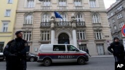 Polisi menjaga ketat tempat penyelenggaraan pembicaraan nuklir Iran di Wina, Austria, 6 Desember 2019.