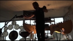 音乐家超越创意边界 发明超长琴弦的“大地竖琴”