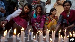 Para aktivis Pakistan di Karachi menyalakan lilin untuk mengenang dan mendoakan para korban serangan bom di Lahore (28/3). 