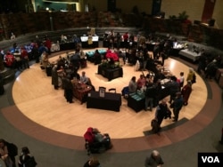The annual Native American Art Market features artists from tribes across North America, who display their work in the rotunda of the museum dedicated to Native American culture and history. (J.Taboh/VOA)