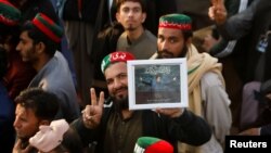 কারাবন্দী প্রাক্তন প্রধানমন্ত্রী ইমরান খানের তেহরিক-এ-ইনসাফ পার্টির সমর্থকরা "চুরি করা" নির্বাচনের বার্ষিকীতে কাল দিবস উদযাপন উপলক্ষে সোয়াবিতে বিক্ষোভ করে। ফটোঃ ৮ ফেব্রুয়ারি, ২০২৫। 