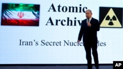 نتنیاهو حین افشای برخی معلومات محرم در بارۀ فعالیت های هسته یی ایران پس از توافقنامۀ ۲۰۱۵.