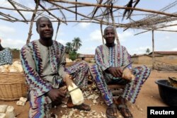Twins Kehinde and Taiwo Aderogba peel cassava tuber at a processing centre in Igbo Ora town, Oyo State, Nigeria April 4, 2019. Picture taken April 4, 2019. REUTERS/Afolabi Sotunde