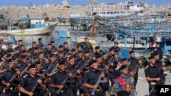 សមាជិក​នៃ​កង​សន្តិសុខ​របស់​ក្រុម Palestine Hamas ហែ​ក្បូន​នៅ​ក្បែរ​កប៉ាល់​នេសាទ​កំឡុង​ពិធី​បញ្ចប់​ការ​សិក្សា​នៅ​ផែ​នេសាទ​ក្នុង​ក្រុង​ Gaza កាលពី​ថ្ងៃទី៤ ខែធ្នូ ឆ្នាំ២០១៤។