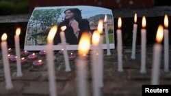 مسئول کمیته حقیقت‌یاب درباره اعتراضات ایران مرگ تحت بازداشت مهسا (ژینا) امینی را یک «مرگ غیرقانونی» خواند و خواستار پاسخگو کردن حکومت ایران در این ارتباط شد. تصویری از مراسم بزرگداشت مهسا امینی در هند. آرشیو