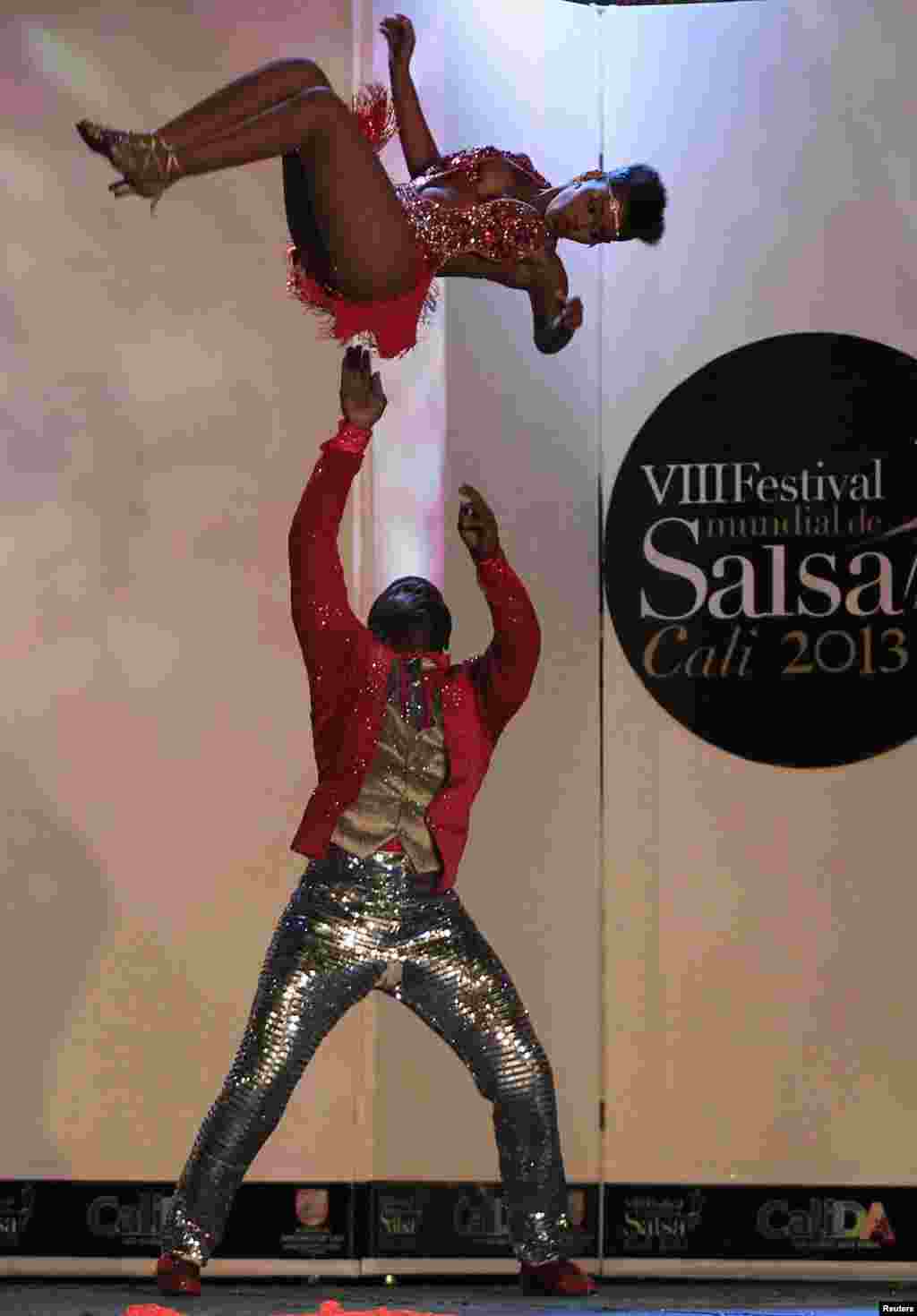 Colombian dancers Xiomara Rivas and Luis Solano (bottom) participate in an exhibition dance during the 8th World Salsa Festival in Cali, Colombia, August 11, 2013.