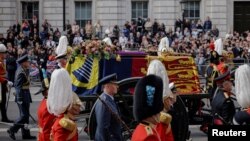 ព្រះសព​របស់​ព្រះមហាក្សត្រិយានី Elizabeth ទី ២ នៃ​ចក្រភព​អង់គ្លេស​ត្រូវ​បាន​ដង្ហែ​ទៅ​កាន់​​ព្រះរាជ​ដំណាក់ Windsor Castle ដើម្បី​រៀបចំ​ពិធី​បញ្ចុះ​ព្រះសព​ ថ្ងៃទី ១៩ ខែកញ្ញា ឆ្នាំ២០២២។