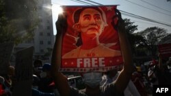 ARHIVA - Demonstranti nose transparent na kom se zahteva oslobađanje Aung San Su Ći, tokom demnstracija protiv vojne hunte u Jangonu, Mjanmar.