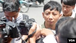 រូបឯកសារ៖ លោក ប៉ា ងួនទៀង នាយកប្រតិបត្តិមជ្ឈមណ្ឌលកម្ពុជាដើម្បីប្រព័ន្ធផ្សព្វផ្សាយឯករាជ្យ ត្រូវ​សមត្ថកិច្ច​តុលាការ​​ដេញ​មិន​ឲ្យ​និយាយ​ទៅកាន់​អ្នកសារព័ត៌មាន​ ខណៈពេល​ដែល​លោក​ត្រូវបានតុលាការកោះហៅឲ្យចូលបំភ្លឺនៅ​ថ្ងៃ​ព្រហស្បតិ៍ ទី​១៨ ខែ​សីហា ឆ្នាំ​២០១៦។ (ឡេង ឡែន/VOA)