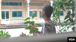 អូន រីត្រា​ ដែល​មានសុបិនចង់ក្លាយ​ជា​មេធារី​ ឬចៅ​ក្រម​តាំងពី​នៅ​ក្មេង​ ព្យាយាម​ប្រយុទ្ធ​ប្រឆាំង​នឹង​ជំងឺ​មហារីក​អស់​រយៈពេល​ជាង​ ៤ឆ្នាំ​​តាំងពីឆ្នាំ២០១៧​។ នាង​ទទួល​មរណភាព​នៅ​អាយុ​ ២៩ ឆ្នាំ​ កាល​ពី​ខែ​តុលា ឆ្នាំ​២០២០​។​ (ខាន់ សុគុំមនោ​/វីអូអេ) 