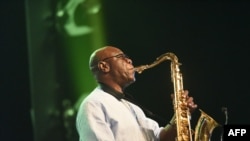 Emmanuel N'Djoke Dibango, dit Manu Dibango, saxophoniste et chanteur franco-camerounais de jazz mondial, se produit lors d’un concert à l'Ivory Hotel Abidjan, le 29 juin 2018.